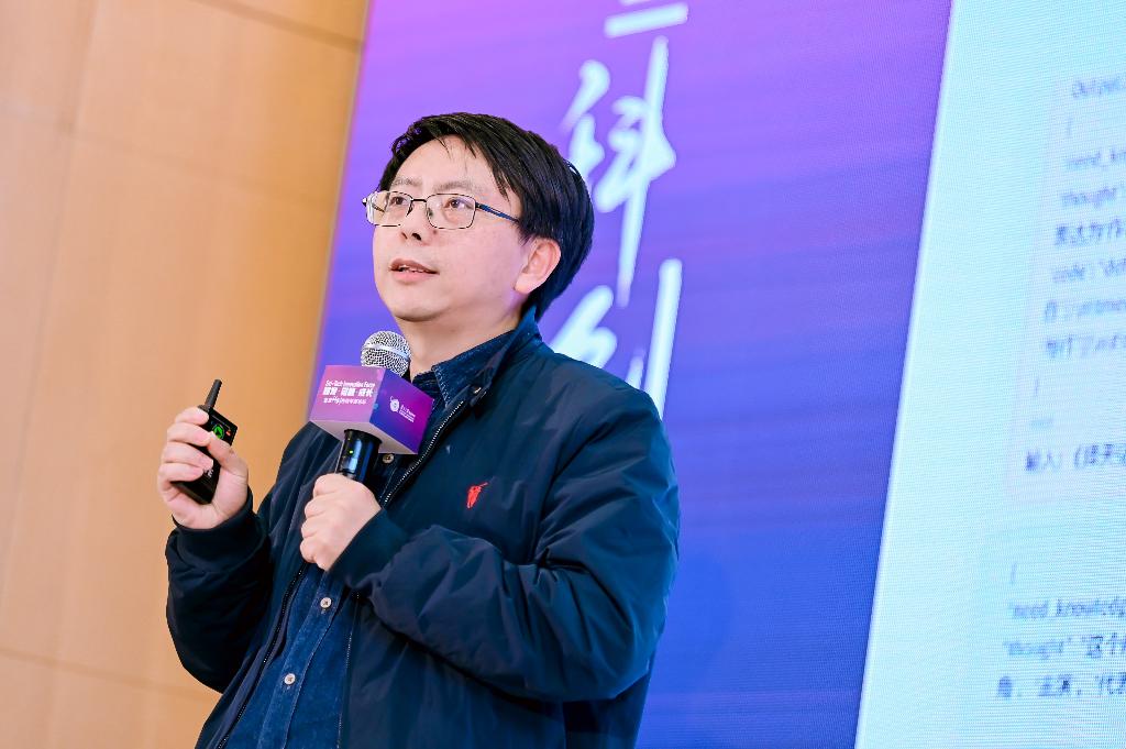 肖仰华：大小模型协同，拥抱“千行百业”的应用场景